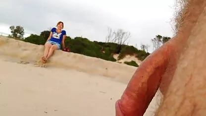 Une beauté splendide attire l'attention d'un homme dans un manteau de fourrure secoue le cul et il l'a suppliée, caressant le bout de ses doigts, il film pornographique espagnol a sorti une grosse bite du pantalon et s'est dirigé directement dans l'anus.