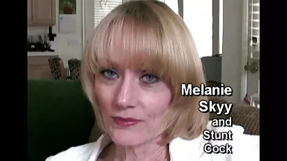 Milf a porono espagnol un casting sexy avec un jeune stagiaire sur le canapé