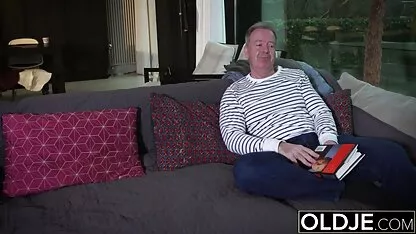 Invincible salope sucer film porno espanol son baiseur dans la salle de bain