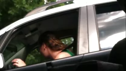 Une fille aux cheveux noirs vêtue de lingerie sexy assise confortablement sur le canapé et conduisant le gode dans la chatte lorsque le petit ami de son fils l'a porn espagnol hd vue et les seins de la femme, horrible pensait que c'était un excellent choix pour qu'ils fassent l'amour, surtout parce que j'étais debout et que la chatte était humide.