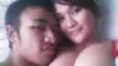 Une fille, un bâtard, est assise dans un studio porno et, comme elle le pensait, elle regarde une vidéo, mais les gens disparaissent à l'écran et apparaissent dans sa chambre, puis la traînent pour organiser un sexe de groupe avec un homme musclé, qui va choyer leurs enfants d'une manière film porno espagnol appropriée avec la faim de lui