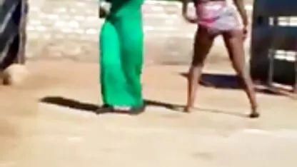 Fragile jeune fille sans crainte de l'équitation Cul grosse bite de l'homme gémit pornos espagnols béatement, sexe 1 personne