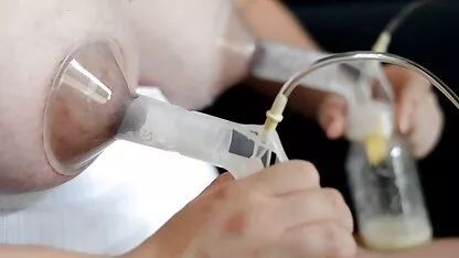 Il tire une fleur des fées élancées avec des ailes et un grand khao bien ajusté un film porno espagnol sur des pistils se tiennent fermement à ses côtés, en perspective,