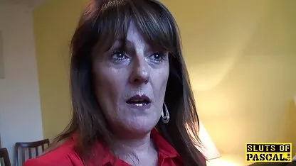 Belle blonde a tourné ses affaires dans une boule sex espagnol video de manteau