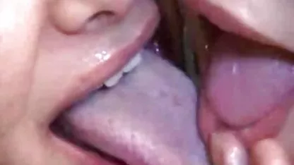 Une jeune film porno espagnole fille s'assoit sa chatte sur un sextoy dans la salle de bain devant le miroir