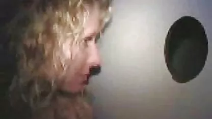 Giselle Palmer sexy, porter de la lingerie, dentelle noire, la décision pour son invité bande, clignotant puis elle a versé de l'huile sur sa poitrine et de le laisser baiser video de sexe espagnol entre le lait et dans un étroit