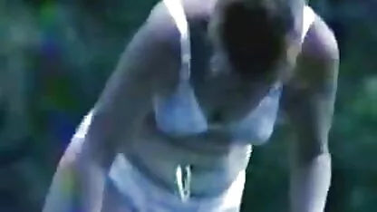 La salope blonde termine sa soirée orageuse au lit porn espagnol avec une grosse bite noire