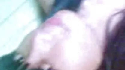 Pornstar video de sexe espagnol cheveux noirs montre son corps chaud pendant l'entretien