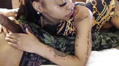 Richement Huilé Babe Avec De Petits seins amusant Assis sur un homme tap star porno espagnol