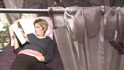 Jeune blonde aime baiser sauvage dans le lit avec une personne pornos espagnol