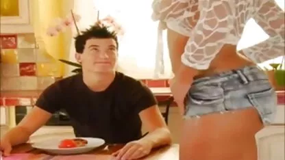 Jeune ébène chocolat chatte est baisée avec curling film porno espanol fer