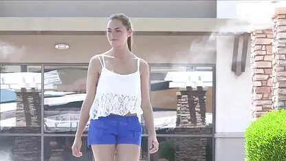 Jeune fille Japonaise branler son L. et jouer avec sa bouche avec le petit ami d'elle au bord de porno prof espagnol la piscine