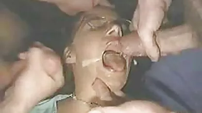 Busty Secrétaire videos branlettes espagnoles écarte ses jambes devant le patron