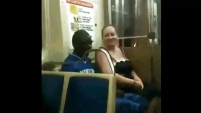 Une femme trou du cul avec du lait est ramassé par un mec dans un café et film porno gratuit espagnol une bonne baise dans sa voiture