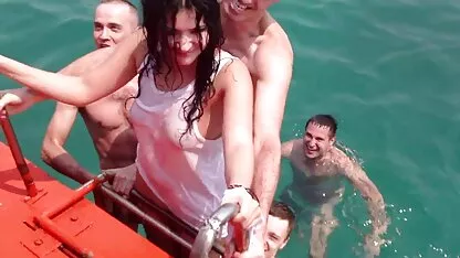 Vidéo porno privée: une copine aux gros seins s'est assise et chevauche un porono espagnol vagin rasé sur une personne
