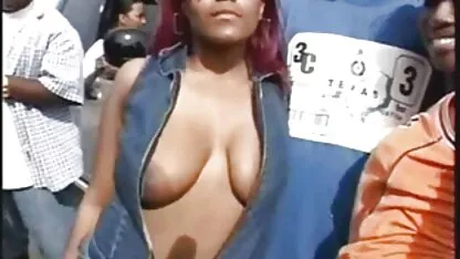 Un site espagnol porno homme enfonçant une bite dans le cul d'une femme mature, asiatique et lui donner un buzz cool