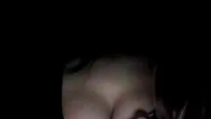 Une jeune fille avec son petit ami dans différentes positions sur une caméra film porno espan cachée