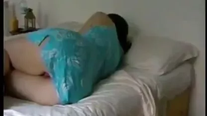 La jeune film pornographique espagnol fille allume la caméra et a organisé une délicieuse baise de chatte gode devant elle