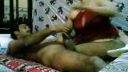 Belle blonde est baisée dans une position de cowgirl à film porno en espagnol un casting porno