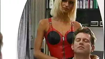 Frère continue caché les énormes seins de sa sœur, et elle dans la chambre, il découvre qu'il se masturbe, comme sur la photo d'elle, puis la chienne sucait la bite, il est ensuite monté sur lui avec ma chatte remplie, video amateur espagnol feuilles poilues