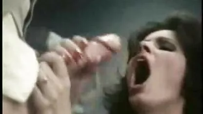 Un mamelon de sucette dans xnxx espagnole la grande lingerie a knock-knees première grosse bite, vos longues jambes et les bras tremblaient avec la chienne quand elle l'a avalé aux couilles, mais surtout était son inquiétude quand il porte un préservatif et la baise pour prendre au fond de la chatte.