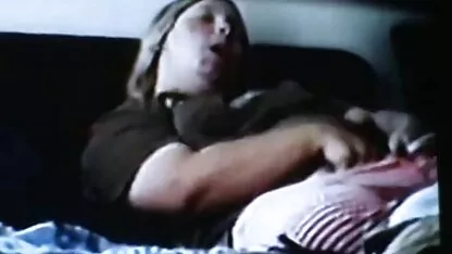 Jeune blonde chatte laisse sortir un flux de cool pisser après certains xnxx espagnole Gode Branlette