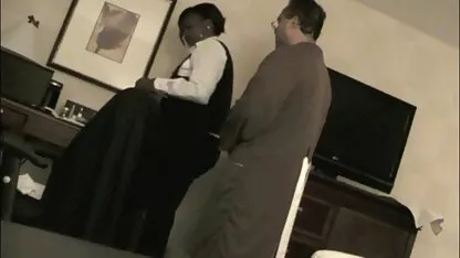 Nettoyer la chatte rasée d'une fille russe, comme le caressage de l'eau du robinet porno massage espagnol d'une personne