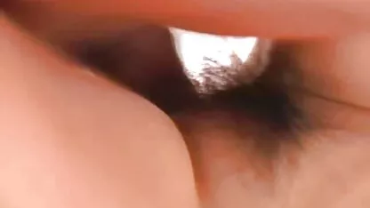 Une femme noire avec une crinière luxuriante sur la tête commence à se masturber devant le gars prof espagnol porn nettoyant la piscine