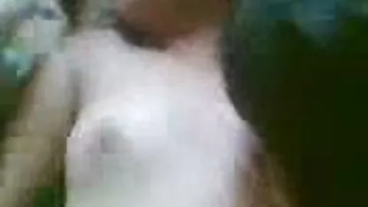 Salope en talons hauts videos branlettes espagnoles éjacule dans un goutte à goutte de la masturbation profonde d'une courbe