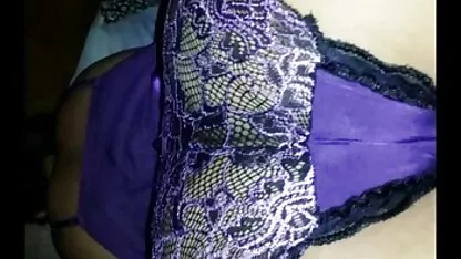 Mec bite obtient une pipe chaude d'une jeune salope chaude sur porno espagnol porno espagnol ses genoux