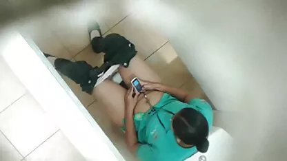 Busty mischief dans le lit captivé, porno de espagnol caressant une chatte douce