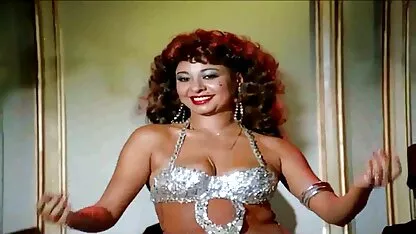 Démon maléfique les films porno espagnol avec de beaux yeux, Facile appuyé sur sa bouche avec le verre absorbant