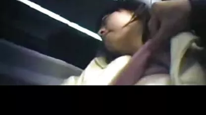Une jeune fille aux cheveux bruns prête à s'amuser dans la posture la plus porno de espagnol extrême