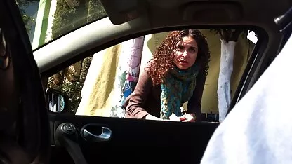 Une jeune film porno espanol salope mettant en scène un strip-tease en direct devant un réseau observé, network monitor