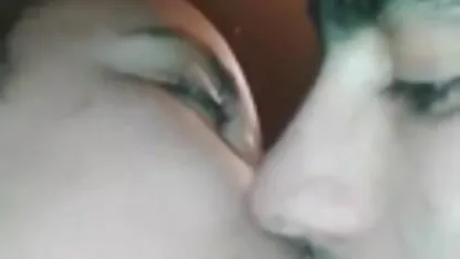 Deux lesbiennes ayant le sexe oral avec de grosses bites porno de espagnol en caoutchouc