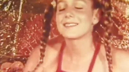 La bite du film porno espan petit ami comme une fumée magnifique et chaude d'une chienne à lunettes