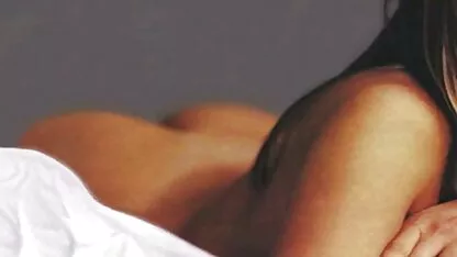 Deux insatiable petite amie de la mise en xnxx espagnole scène de l'anal jeux