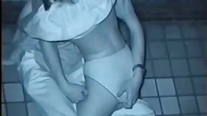 Couple allemand sont nichés dans les films porno espagnol l'herbe de plage dans la poitrine