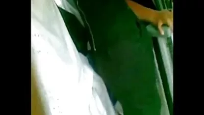 Guy à la maison sex espagnol video et voir sa petite amie en salopette, dont un corps nu, sexy, envie de câliner et il est heureux de la mettre sur son genou et obtenir une fellation, puis présente le cancer de son sexe