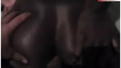 Un vieil homme tirer la bite, une jeune film porno espanol rousse avec des mamelons en saillie au lieu de marcher sur Naturel, vieil homme baise un enfant