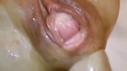 Nympho à Lunettes Aime Se masturber à travers un tuyau en caoutchouc de espagnol porn l'eau