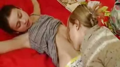 Une maman mature Russe emmène une jeune petite amie chez elle pour la faire sur le canapé et une passion pour lui lécher films pornos espagnols la chatte bien et vivre le frisson du sexe lesbien
