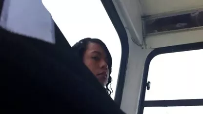 Deux gars tromper une fille, porno espagnol hd cheveux longs, belle, à l'entrée de la boîte de nuit