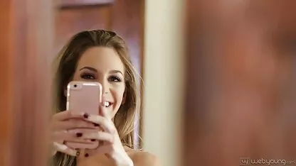 Une fille aux cheveux roux, mince dur Assis une chatte film porno espagnol gratuit serrée sur une bite géante, noir