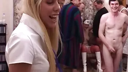 Oriental pute obtient un frisson d'un vibrateur et la chatte fouettée dans une position inhabituelle porn espagnol hd