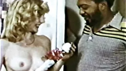 Une jeune fille salope décide de montrer sa baise chaude avec un vibromasseur à la films x espagnols caméra