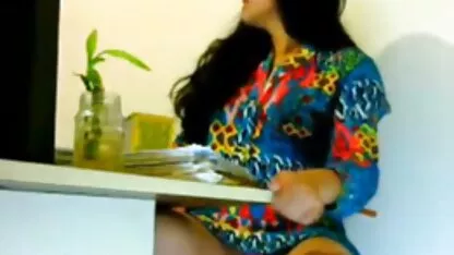 Chic, jeune, cheveux bruns bondit sur la porno en espagnol bite du mec et passionné le sucer et être en L.
