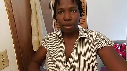 Petite rousse porno en espagnol flirty avec un cul tout en courbes, et des seins naturels jouit d'une grosse bite et de sexe profond dans une chatte adolescent