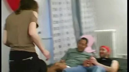 Une lesbienne qui a de l'expérience avec les gros seins menotté Blonde Petite amie son dans le lit et avec impatience l'environnement d'utilisation pénètre dans films x espagnols la chatte rose d'elle, lécher l'ensemble d'elle dans le cercle, moi-même, elle est allongée sur le dos pour elle de répéter avec elle, puis ils frotté son clitoris, l'expérience de