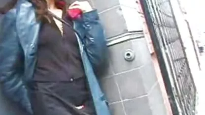 Une star du porno jeune s'est assise free porno espagnol avec une chatte poilue sur un gros phallus noir
